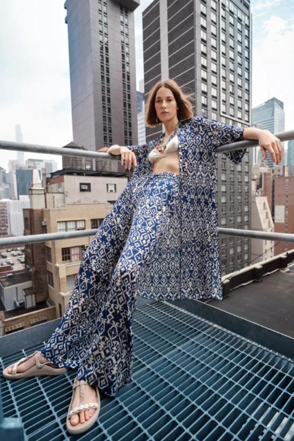 Este pantalón ancho de Zara de tiro alto con cintura elástica ajustable con cordón viene con un bonito estampado étnico en tonos crudos y marinos. De pernera ancha y con bolsillos delanteros, podemos encontrarlo entre las tallas XS y XL por 29,95 euros. 