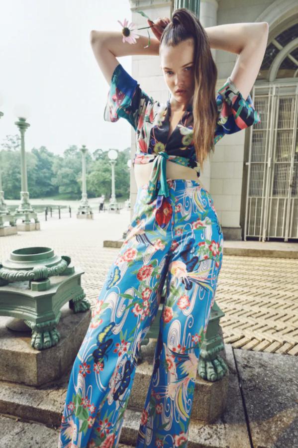 Diseño flare para este pantalón de pernera ancha corta acabada en evasé de Zara en azul claro con estampado de flores y pájaros en tonos blancos, verdes y rojos. Con cintura alta en la espalda y tiro alto, podemos encontrarlos entre las tallas XS y XL por 29,95 euros. 