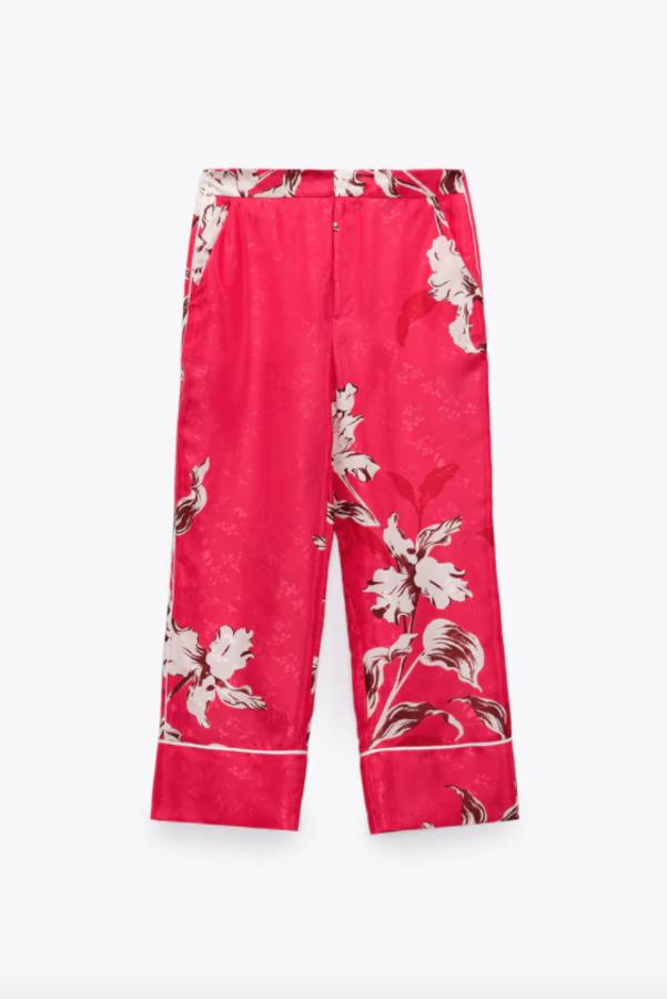 Este pantalón rojo con estampado floral maxi en tonos crudos y granates es de Zara, de tiro alto y bolsillos delanteros. Cuesta 29,95 euros y está disponible entre las tallas XS y XL. 