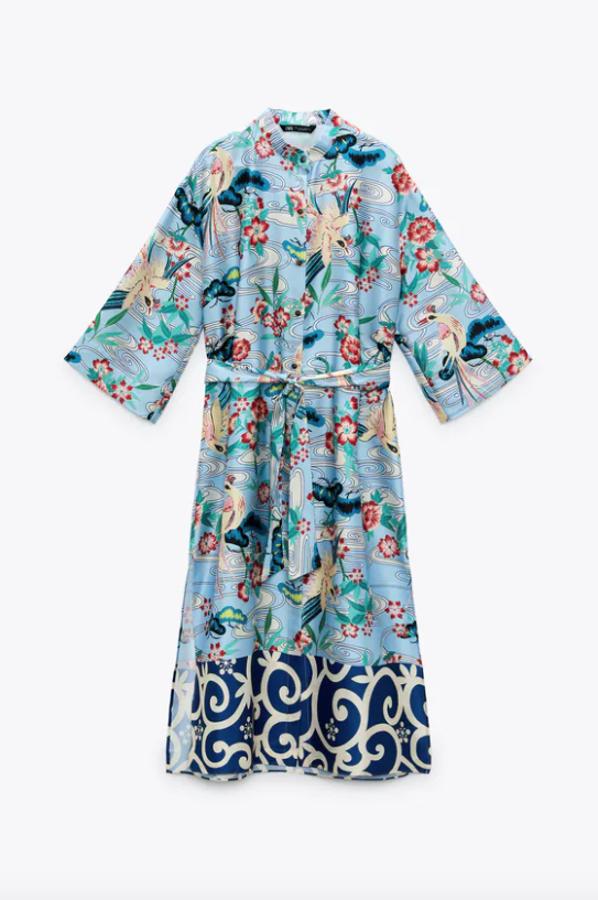 Con cuello redondo y manga amplia por debajo del codo, este vestido camisero en azul claro con estampado floral en rojo, blanco y turquesa viene con bajo con aberturas laterales, cierre frontal de botones y cinturón a tono. Disponible entre las tallas XS y XL, cuesta 39,95 euros. 