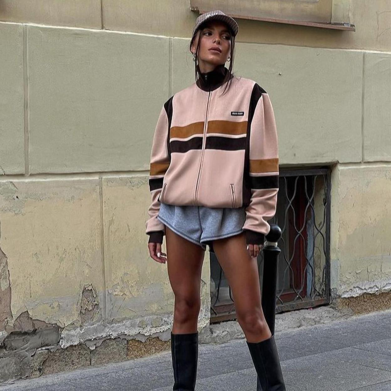 Pincha en la foto para ver chaquetas finas que son ideales para el entretiempo y con las que además elevarás tus conjuntos. 