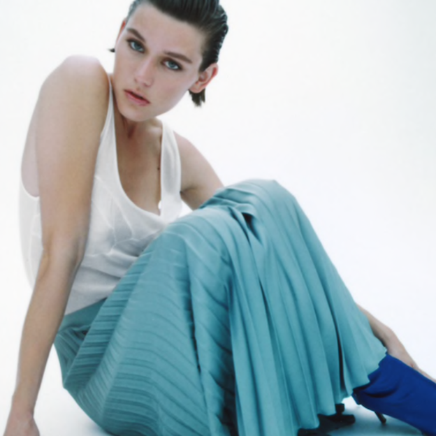 Pincha en la foto para ver 9 faldas midi blancas perfectas para poner en nuestra prenda favorita el color tendencia del momento.