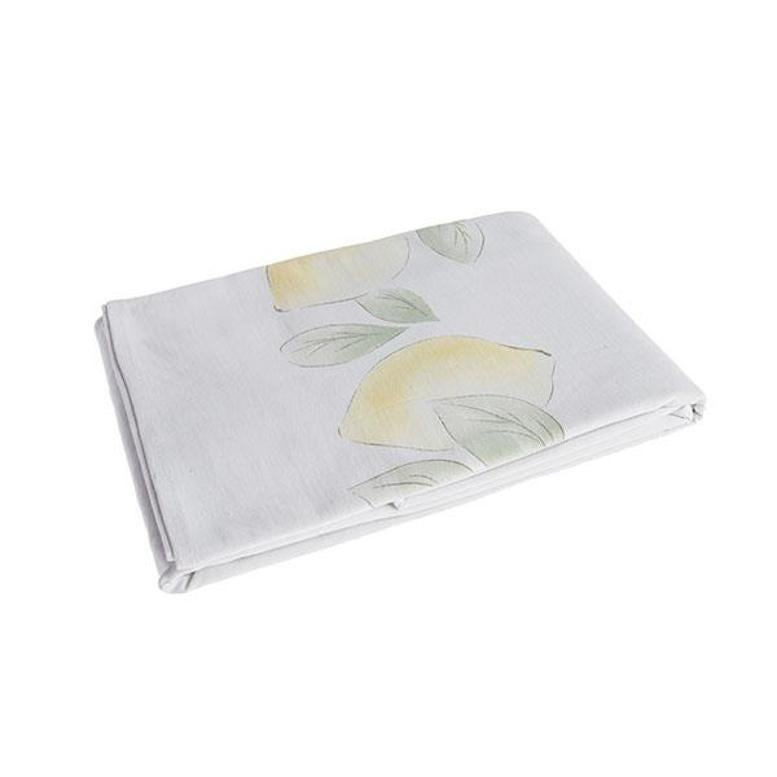 Mantel impermeable con estampado de limones. Se puede lavar fácilmente y tiene unas dimensiones de 150x250 cm. Cuesta 21,99 €.