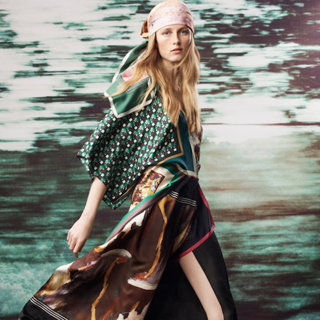 Pincha en la foto para ver los zuecos colores de la nueva coleción de Zara que vas a poder llevar hasta el otono.