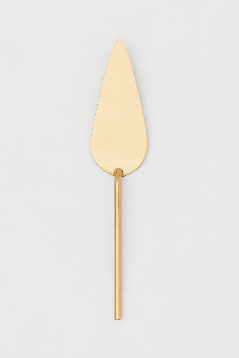 Paleta para pasteles en color dorado. Se vende por unidad y tiene un precio de 5,99 €. También está disponible en color negro.