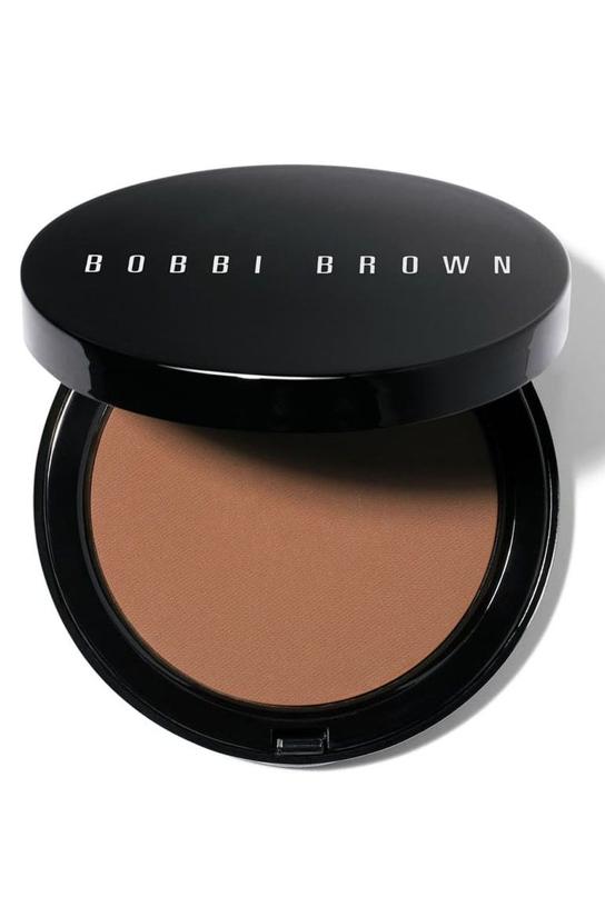 El bronceador de Bobbi Brown en polvo es tan suave que no sentirás pesadez ni una piel resaca. Tiene una formulación equilibrada de matices rojos y marrones para conseguir una piel oscura con aspecto natural. 44,00 euros