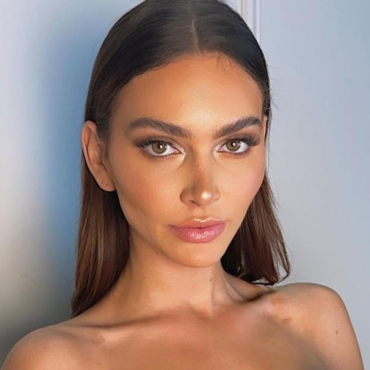 Pincha en la imagen para ver 11 polvos bronceadores con los que iluminar y rejuvenecer el rostro para un efecto buena cara al instante (parecerá que has ido a la playa, palabrita)