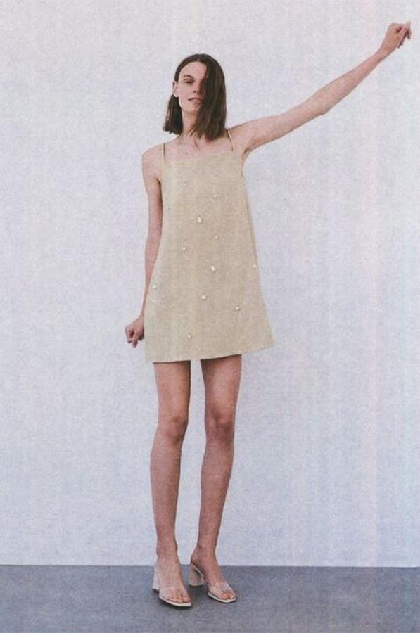 En color beige y adornado con perlas (29,95 euros).