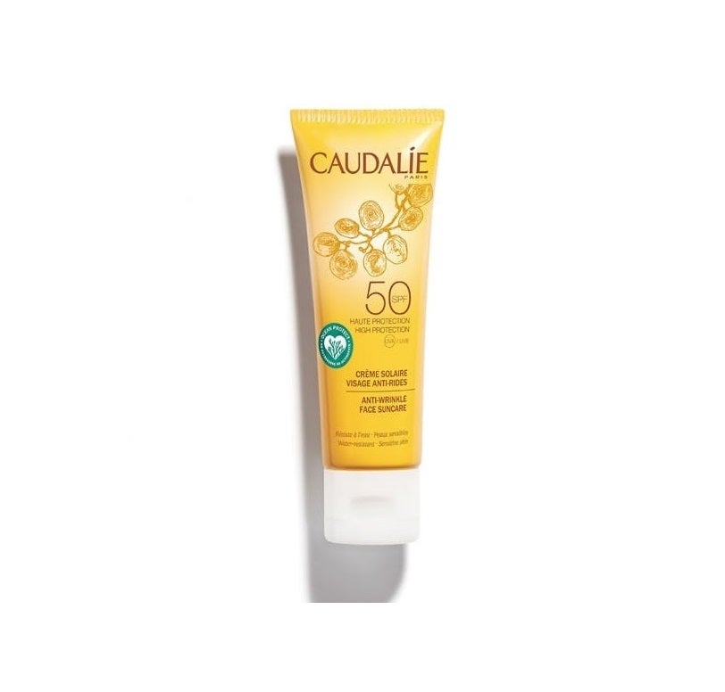 Crema Solar Facial Antiarrugas SPF50 de Caudalie. Un fotoprotector facial para lucir un bronceado natural, luminoso, duradero y seguro. Su fórmula antiarrugas es ligerísima, no queda pegajosa, hidrata muchísimo y es ideal para las pieles sensibles. Su perfume veraniego con notas de flores de almendro huele de maravilla.