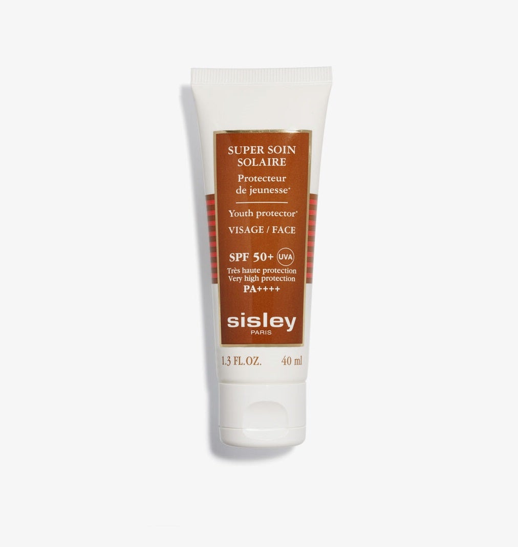 Super Soin Solaire Visage SPF 50+ de Sisley. Un imprescindible de lujo que asegura una protección anti UVA-UVB ideal para las pieles claras, extremadamente sensibles al sol o con tendencia a hiperpigmentar. Una crema solar antiedad fina, sedosa y no grasa que se funde en la piel y la deja suave. Sin efecto blanqueador, resistente al agua y no comedógenica.