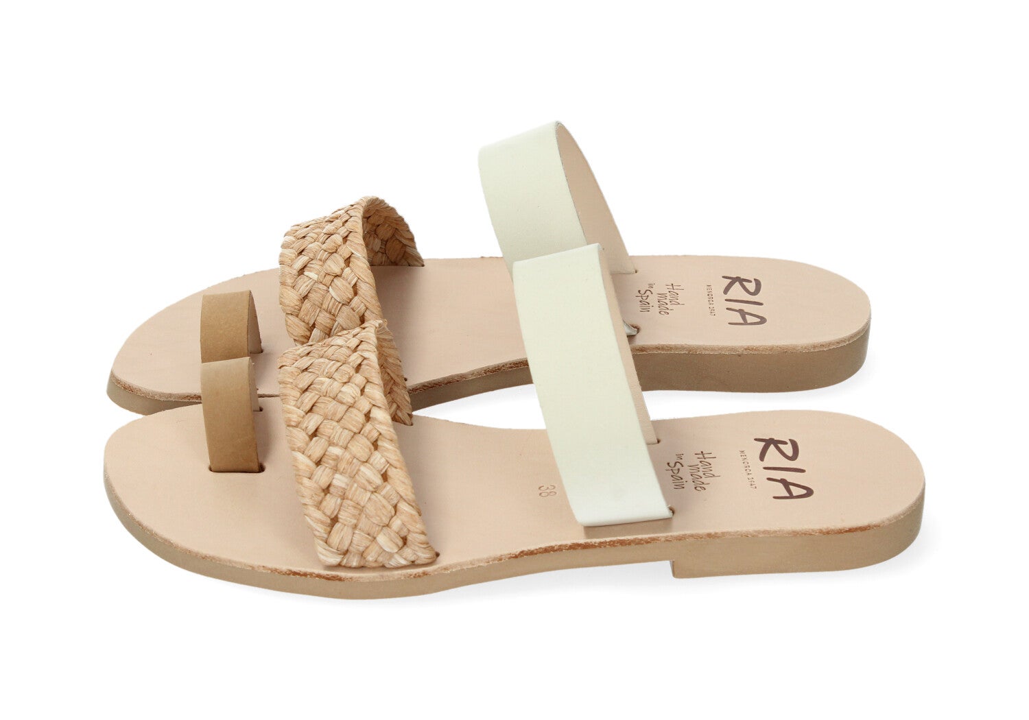 Sandalias planas multitiras de rafia trenzada, ante y piel, de Ria Menorca (46 €)