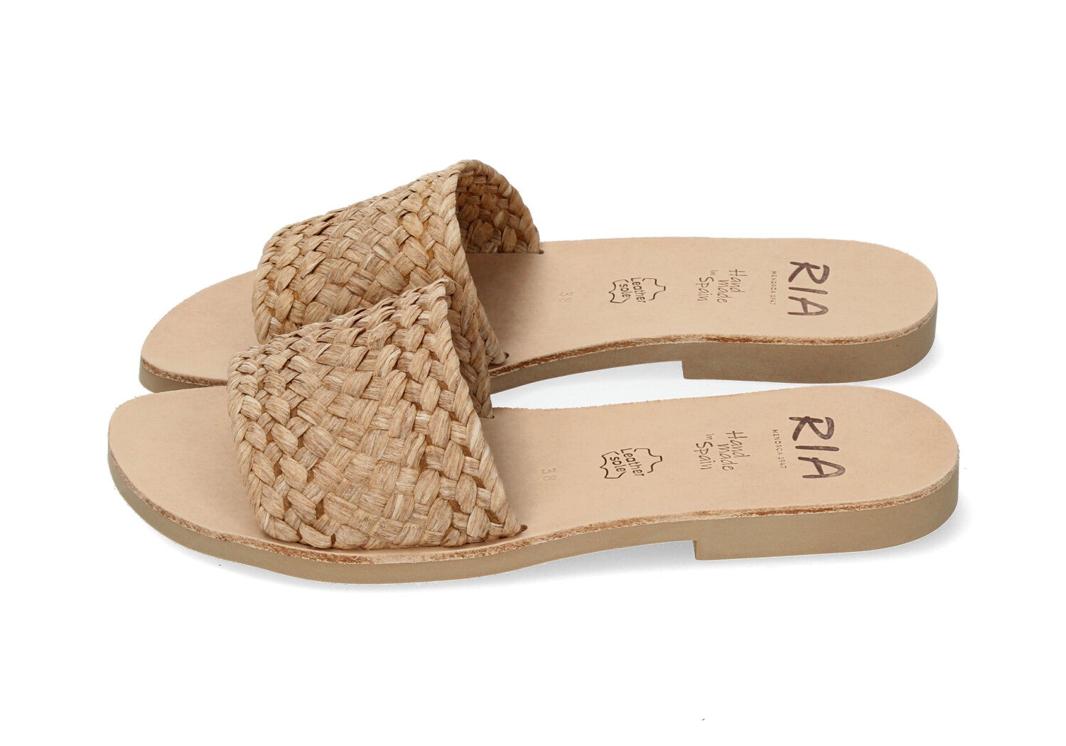 Sandalias planas de rafia trenzada, de Ria Menorca (37 €).