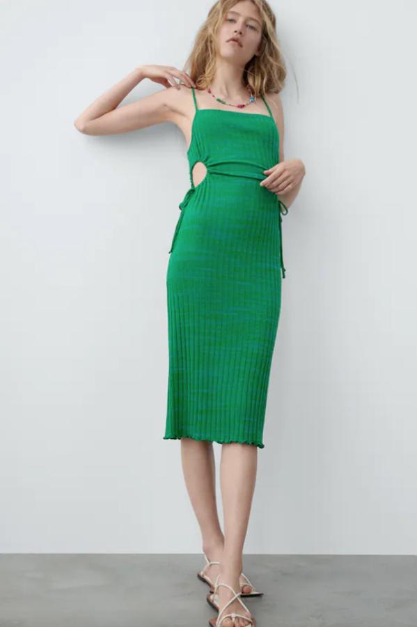 Con escote recto y tirantes finos, este vestido verde de Zara viene con detalles cut out en la cintura con lazo. De diseño recto acanalado y confeccionado con al menos un 55% de algodón orgánico, está disponible en las tallas S, M y L por 17,95 euros. 