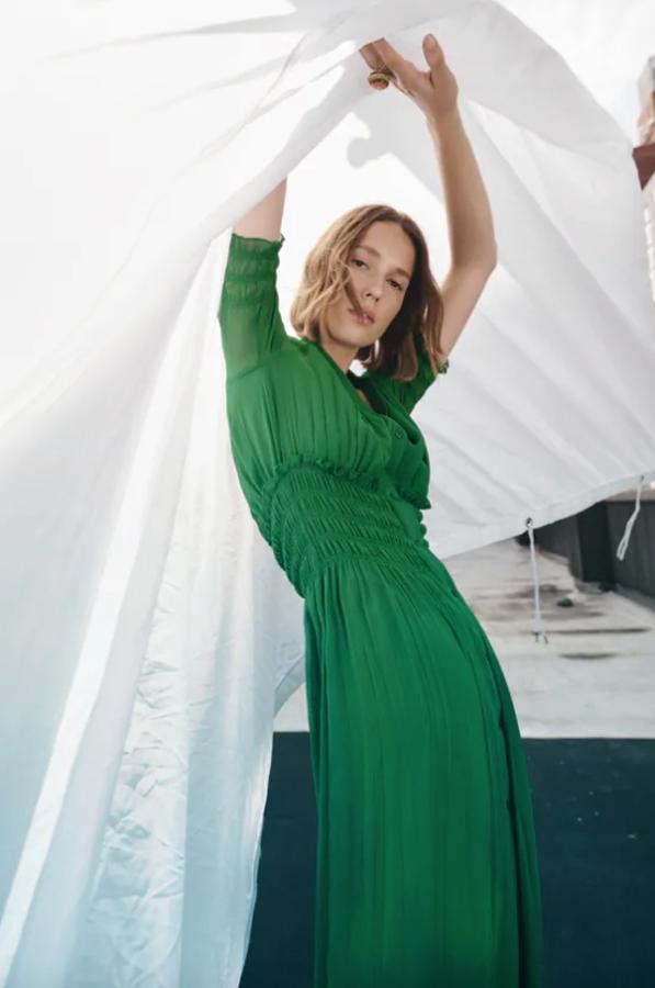 Este bonito vestido midi de cuello redondo y escote de pico viene con mangas cortas con elásticos, al igual que la cintura, lo que nos ayuda a entallar nuestra figura. Con forro interior y cierre frontal de botones, tiene un precio de 39,95 euros y está disponible entre las tallas XS y XL menos la L, que ya se ha agotado. 