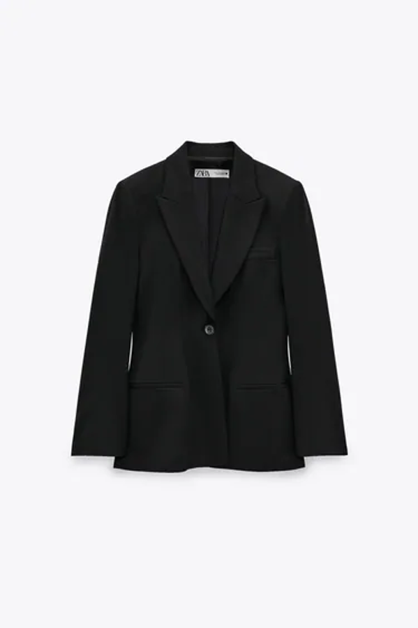 Blazer con hombreras, en negro.