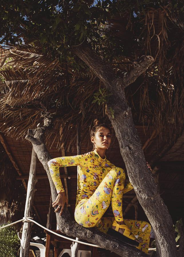 Top y pantalones elásticos, ambos de Balenciaga, sandalias de Camper y pendientes y anillo de Bvlgari.