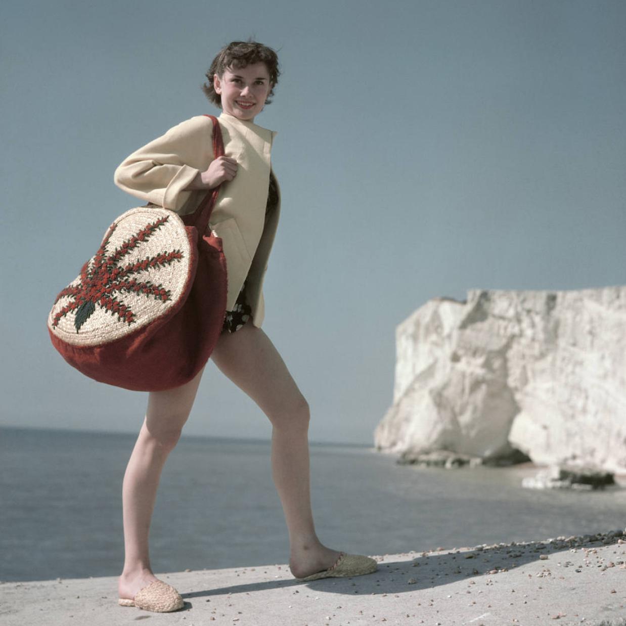La actriz Audrey Hepburn durante un día de playa en 1951.