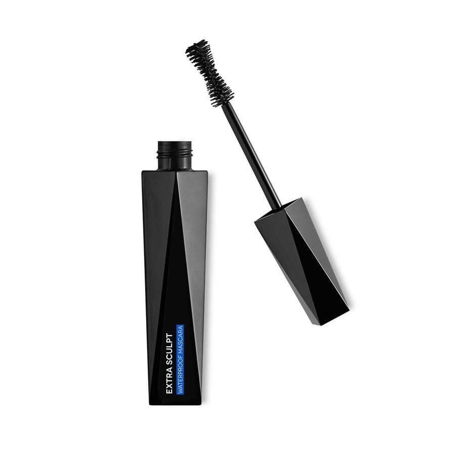 Extra Sculpt Waterproof Mascara de Kiko es una máscara intensificadora efecto volumen panorámico y pestañas multiplicadas. Tiene una fórmula waterproof y con una textura, densa y cremosa, que no crea grumos, es modulable y fácil de aplicar. Además, su fórmula ha sido potenciada con un complejo de activos, que ayudan a nutrir las pestañas (6,99 euros).