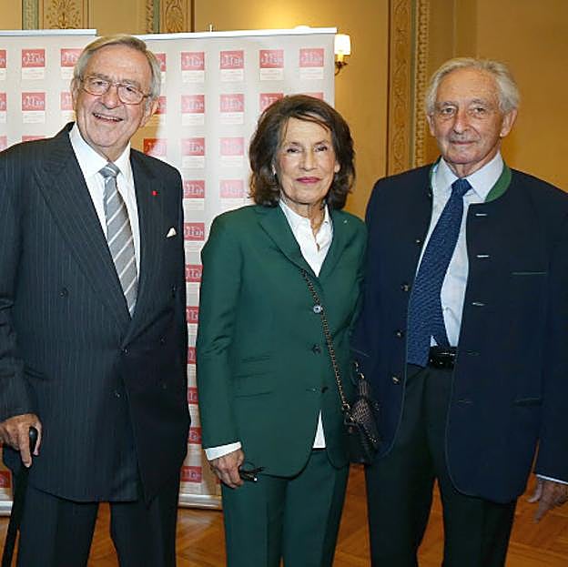 Constantino II de Grecia junto a Marina Karella y Miguel de Grecia.