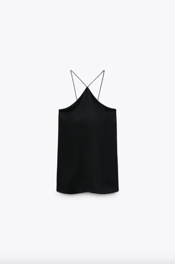 Con cuello halter con tirantes finos y diseño largo, este top negro satinado cuesta 19,95 euros y podemos encontrarlo entre las tallas XS y XL, menos en la L. 