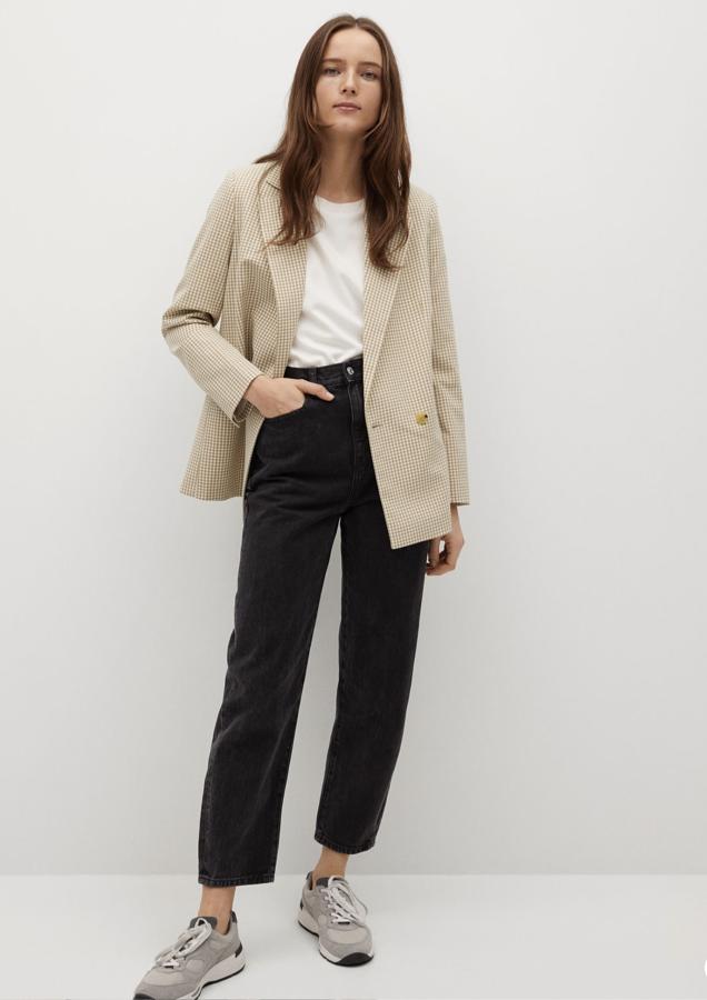 Con estampado de cuadros vichy en color beige, esta americana con puños abotonados y botones en la parte delantera tiene ahora un precio de 19,99 euros (antes 49,99 euros).