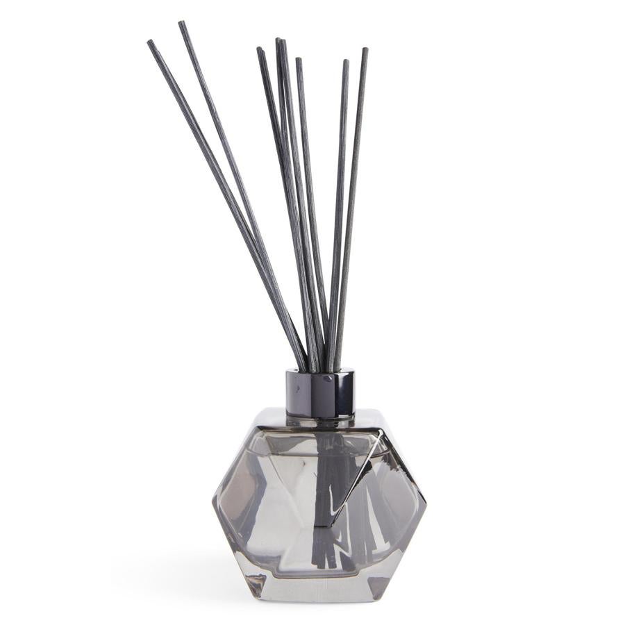 En color gris ahumado, este difusor con frasco hexagonal tiene un precio de 6 euros.