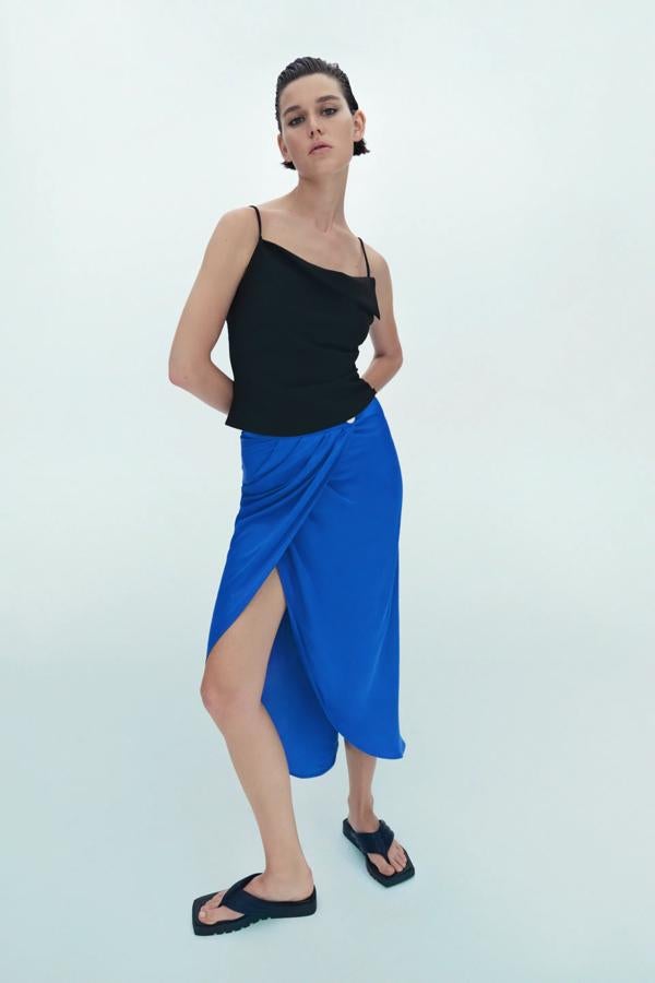 En color azul cobalto, esta falda satinada con diseño cruzado y frunces en la parte delantera tiene un precio de 25,95 euros.