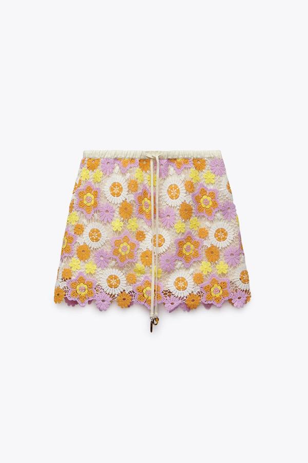 De tiro alto y cintura elástica ajustable con cordones, esta falda corta de crochet tiene un precio de 29,95 euros.