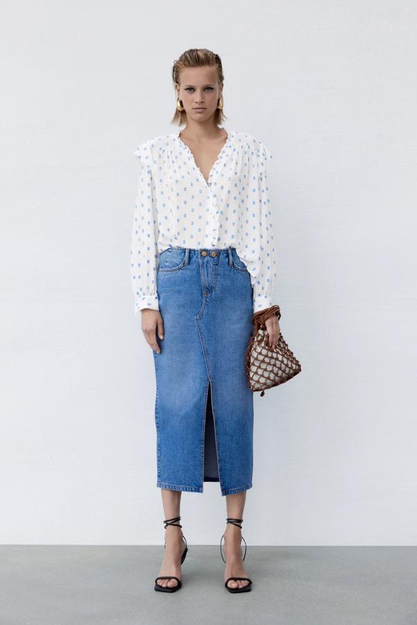 De corte midi y tiro alto, esta falda denim en color azul medio cuenta con bajo con abertura frontal y tiene un precio de 25,95 euros.