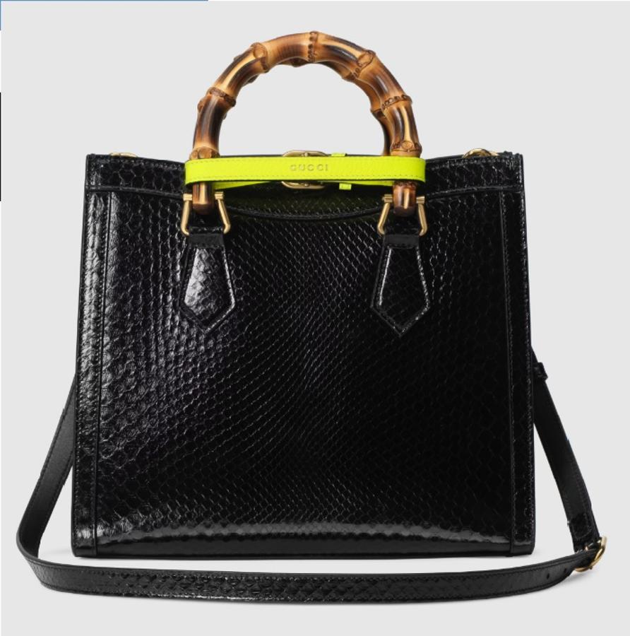 La princesa Diana era una fanática de la moda. En especial, los bolsos la volvían loca. Uno de sus preferidos, durante los años 90, fue el tote de bambú de Gucci. ¡Incluso se lo llevaba al gimnasio! Esta devoción debía ser recompensada. Por eso, la casa de lujo rescató de sus archivos este bolso para darle el nombre de la maravillosa Diana Spencer. Su actual director, Alessandro Michele modernizó el diseño con la inclusión de colores llamativos y otras dimensiones, respetando la estructura y el asa.