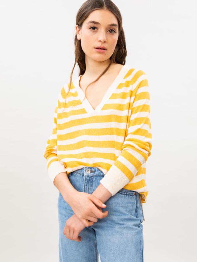 Con rayas en color amarillo, este jersey básico de punto fino con pico tiene un precio rebajado de 3,99 euros (antes 12,99 euros).