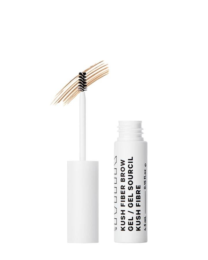 Gel de fórmula ligera que no reseca la zona de la ceja y las fija sin que queden apelmazadas o acartonadas, con una variedad de tonos que se adecua a los matices naturales de nuestras cejas.