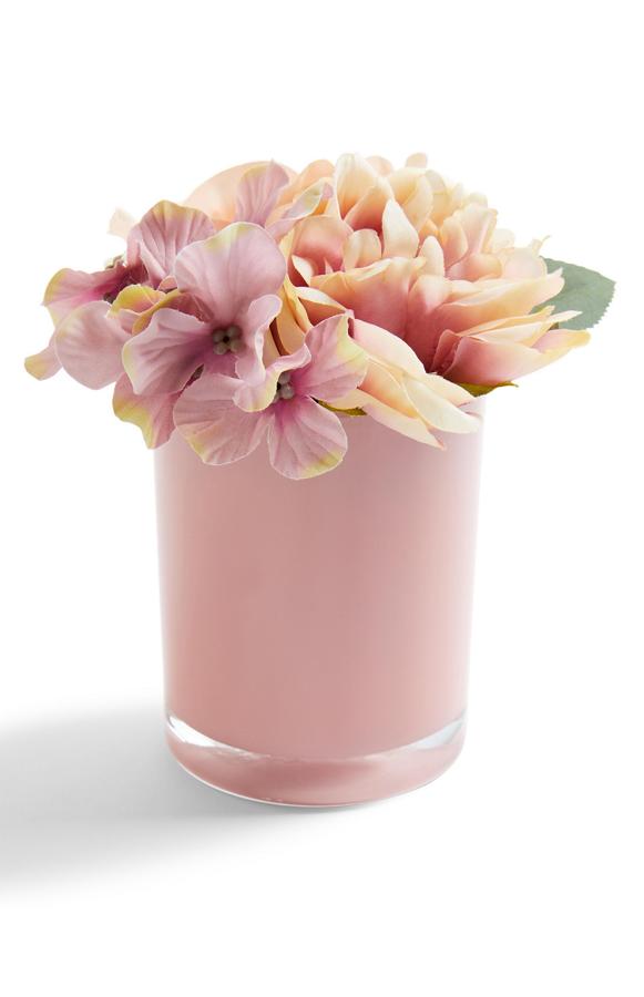 Este macetero redondo de color rosa con flores sintéticas tiene un precio de 3 euros.