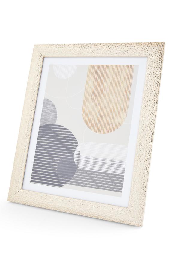 Este marco de fotos dorado con relieve de 20x25 centímetros tiene un precio de 6 euros.