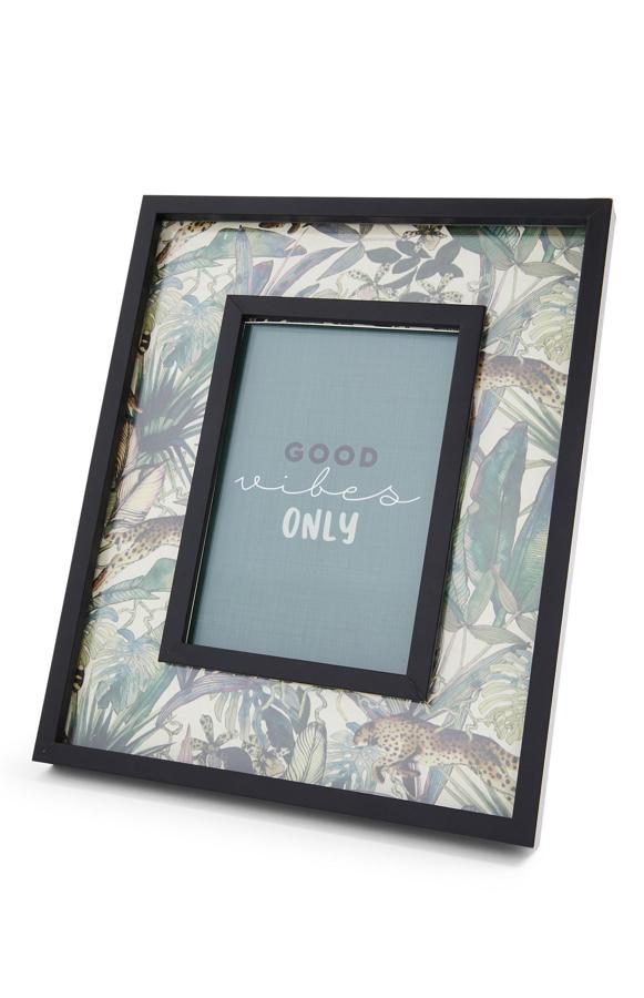 Con estampado de hojas, este marco de fotos en color negro tiene un precio de 4 euros.