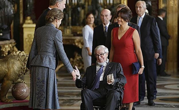 Arregui con su marido, Francisco Luzón, saludando a los reyes Felipe y Letizia en la recepción del Día de la Hispanidad en 2017.