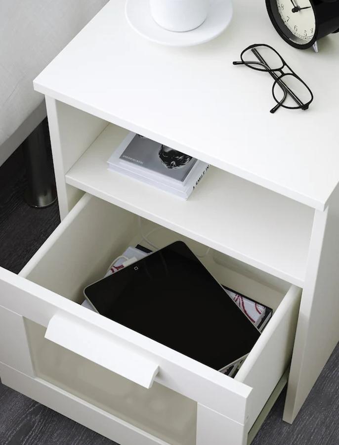 Mesita de noche con cajón en color blanco (39 euros).