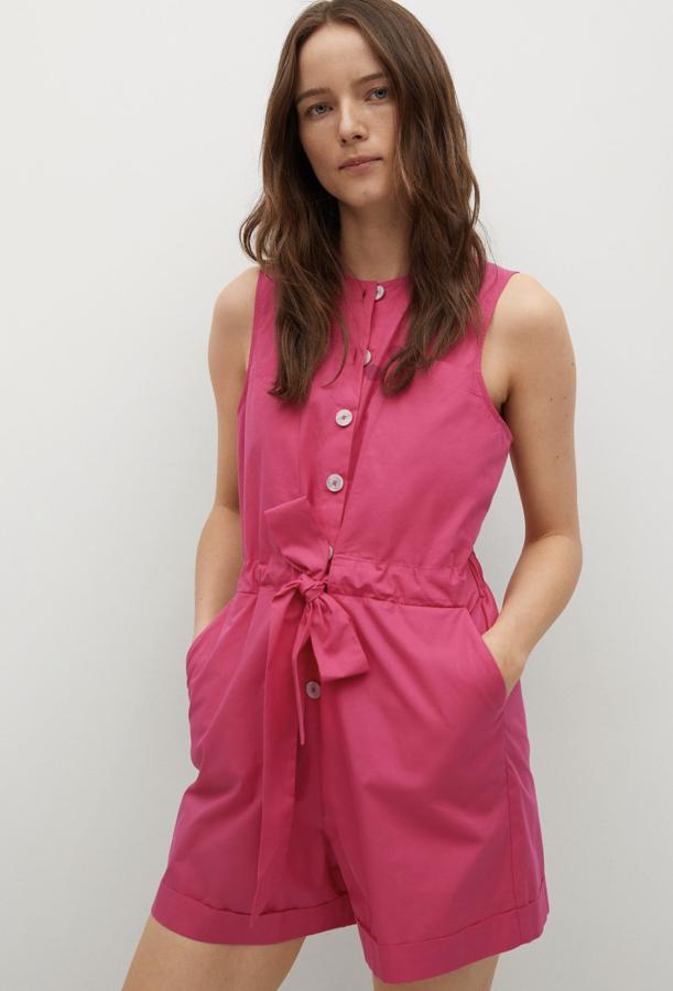 En color rosa fucsia, este mono corto con cuello redondo y tirantes ancho cuenta con cinturón ajustable y bajo con vuelta. Tiene un precio rebajado de 17,99 euros (antes 29,99 euros).