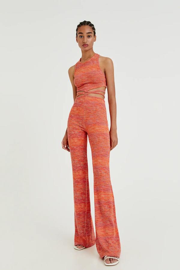 En color naranja, este pantalón campana de punto jaspeado y cintura elástica con tiras tiene un precio de 19,99 euros.