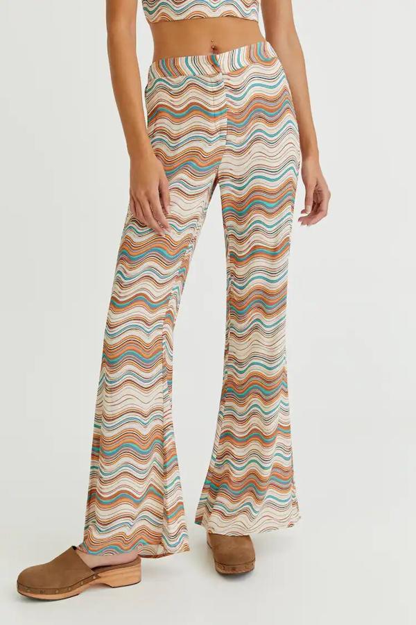 Con estampado de ondas retro en tonos marrones, este pantalón campana con diseño ajustado y cierre de cremallera y botón tiene un precio de 22,99 euros.