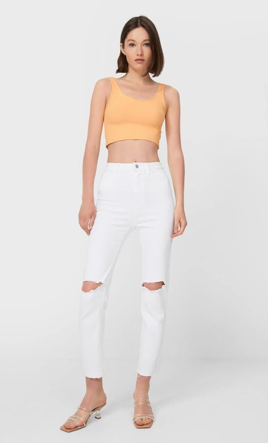 De tiro alto y con cinco bolsillos, estos jeans slim en color blanco con detalle de rotos tienen un precio rebajado de 9,99 euros (antes 19,99 euros).