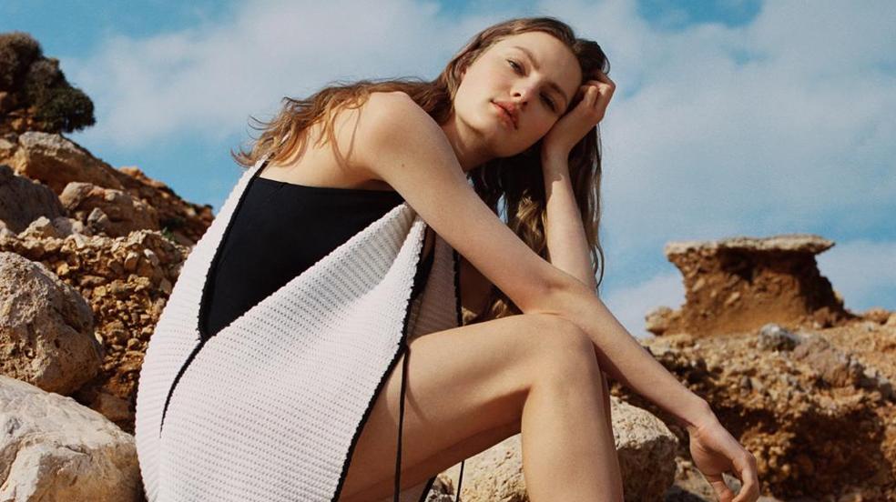 Vestidos, sandalias o blazers, descubre los 13 chollos por menos de 20 euros que se esconden en las rebajas de Mango