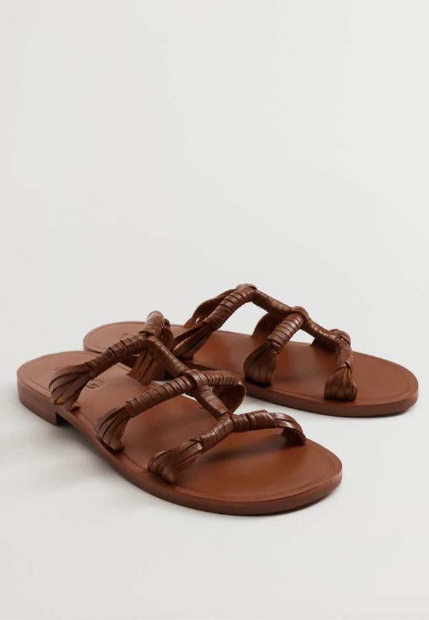 Disponible en marrón o negro, esta sandalia de piel con diseño de tiras y punta cuadrada tiene ahora un precio de 19,99 euros (antes 39,99 euros).