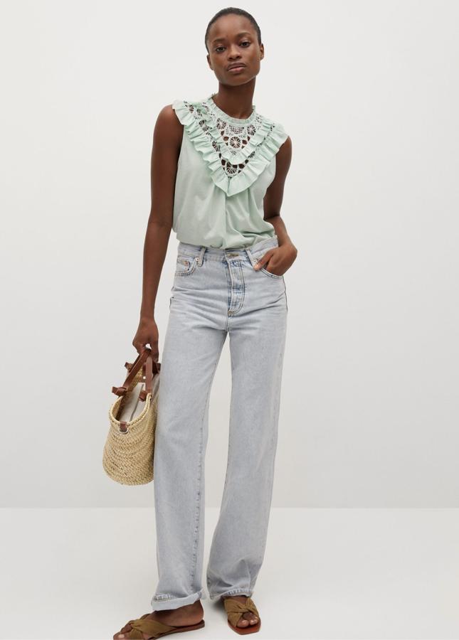 En color verde pastel, este top sin mangas y con detalles calados en el pecho cuenta con detalle de volantes y tiene un precio de 15,99 euros (antes 25,99 euros).