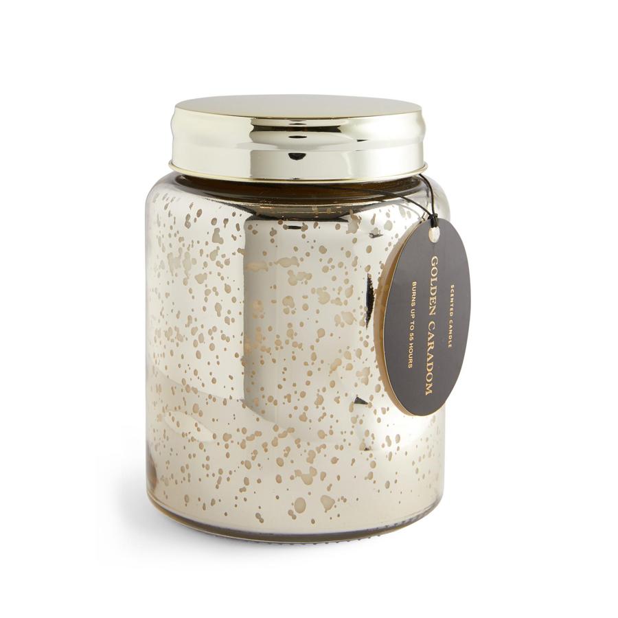 Con aroma a cardamomo, esta vela en tarro dorado con espejo de vidrio tiene un precio de 7 euros.