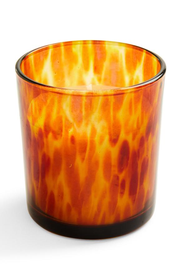 Con vaso moteado en ámbar, esta vela tiene un precio de 3 euros.