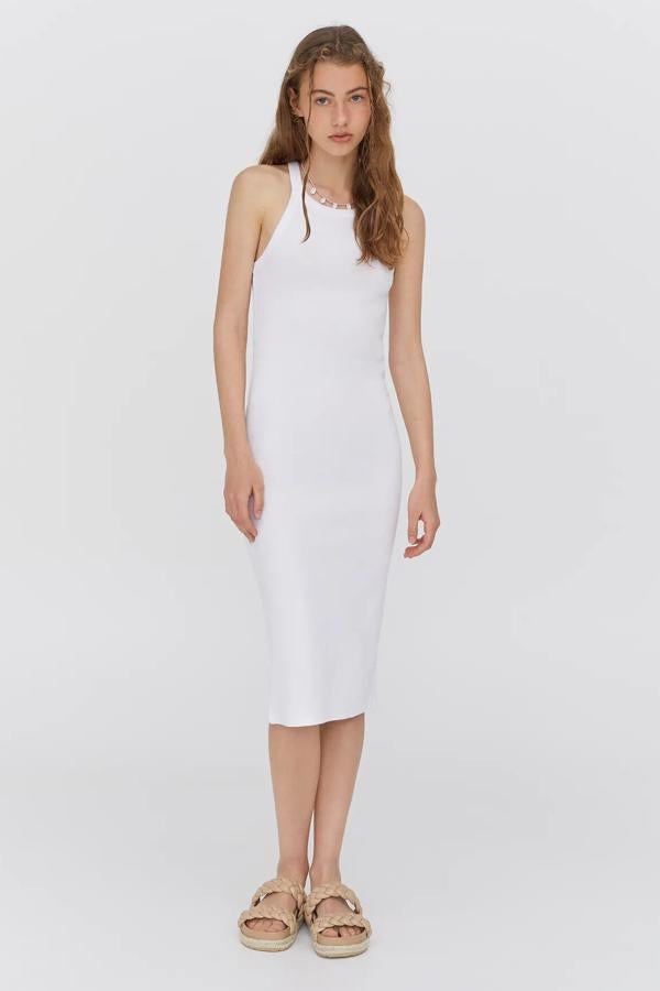 En canalé de color blanco y con silueta ajustada, este vestido básico largo con cuello halter tiene un precio de 9,99 euros.