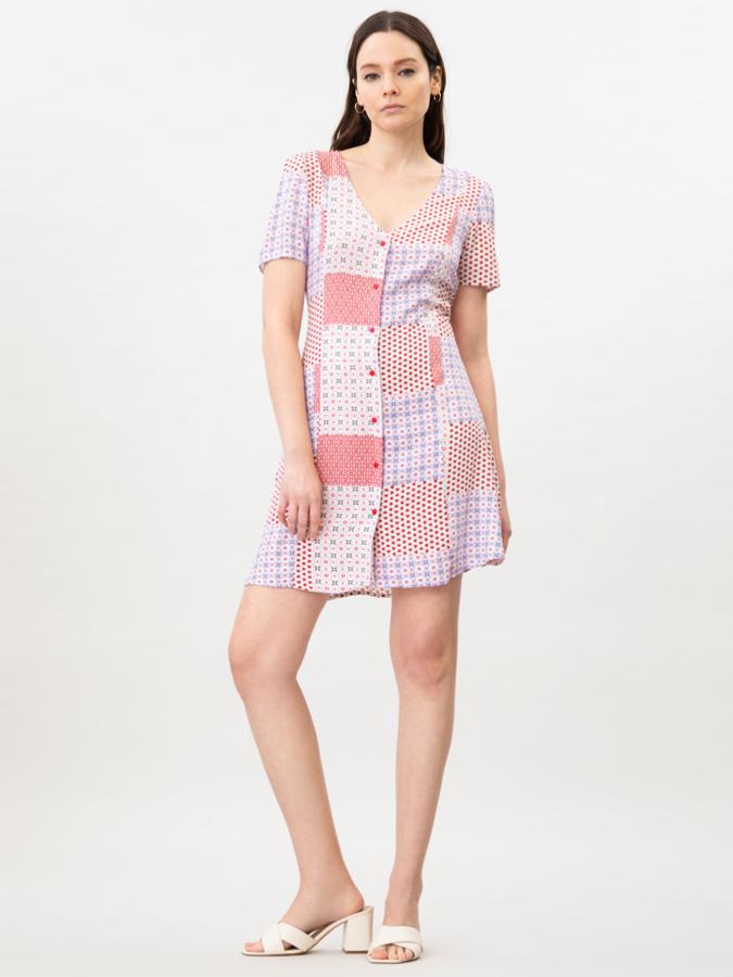 Disponible con varios estampados, este vestido estilo camisero de manga corta y cuello de pico tiene una lazada trasera para ajustarlo y un precio de 3,99 euros (antes 3,99 euros).