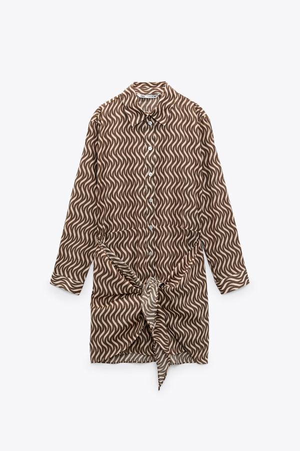 De manga larga y cierre frontal de botones, este vestido corto estampado en color arena con detalle tipo pareo tiene un precio de 29,95 euros.
