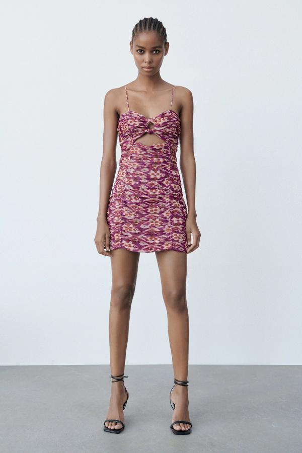 Con estampado de color morado, este vestido drapeado con escote de pico con nudos y detalle de abertura frontal en la cintura tiene un precio de 29,95 euros.